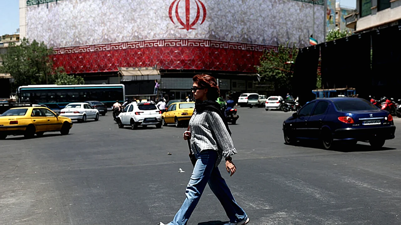 ترامب يشكر زعيما امرأة تمشي في شارع بطهران خلال الحرب مع