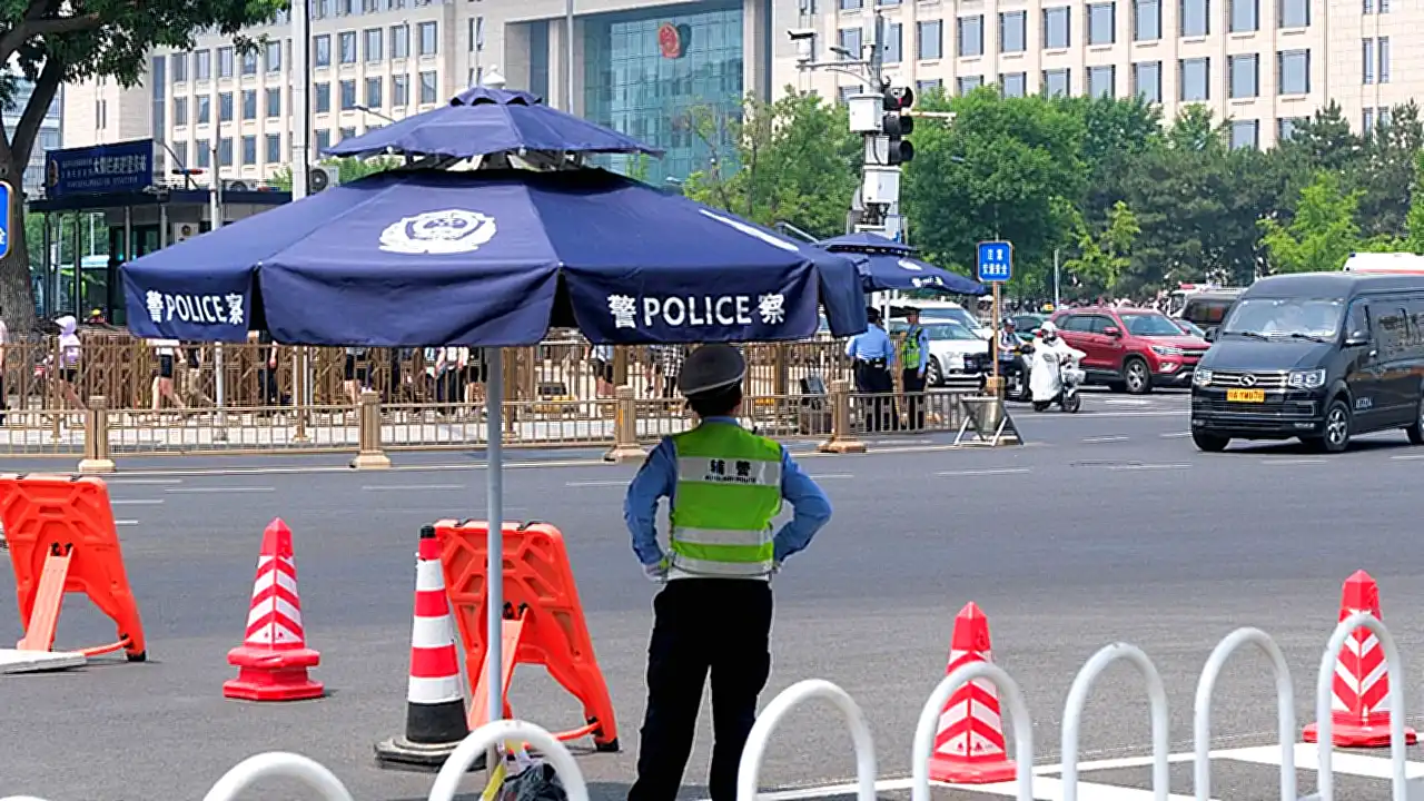 ترامب يصل بكين لمحادثات حول إيران والتجارة وسط توترات