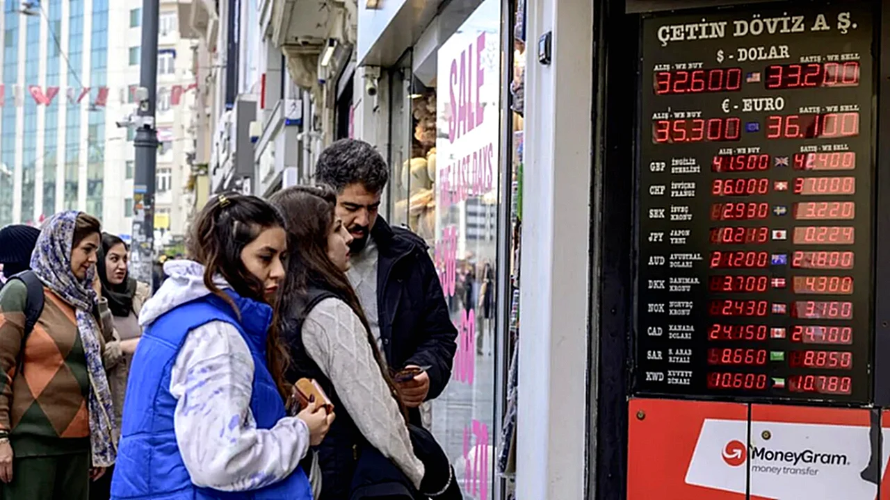 تركيا تبيع معظم أشخاص في إسطنبول يراقبون أسعار العملات