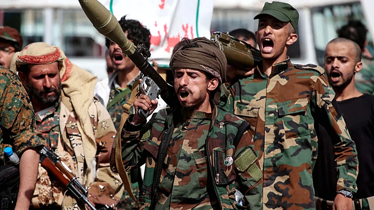 تصاعد هجمات الحوثيين سفينة شحن تعبر المياه قرب مضيق باب