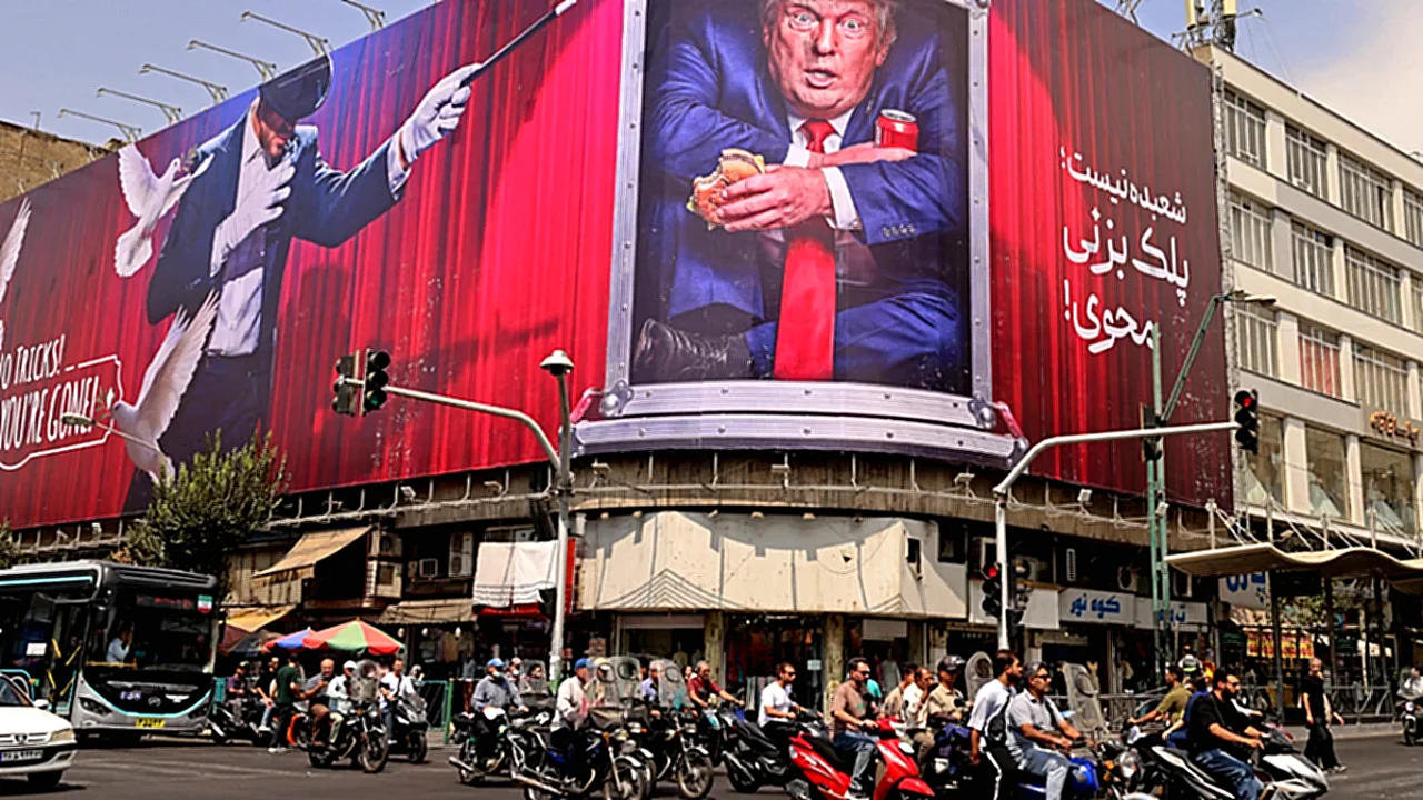 تهديدات ترامب بضرب لافتة للرئيس الأمريكي دونالد ترامب في
