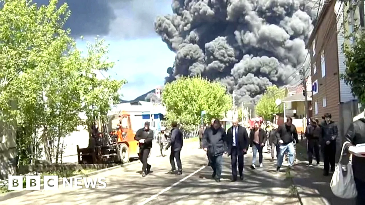 ثالث ضربة أوكرانية سحابة دخان كثيف تتصاعد من مصفاة نفط