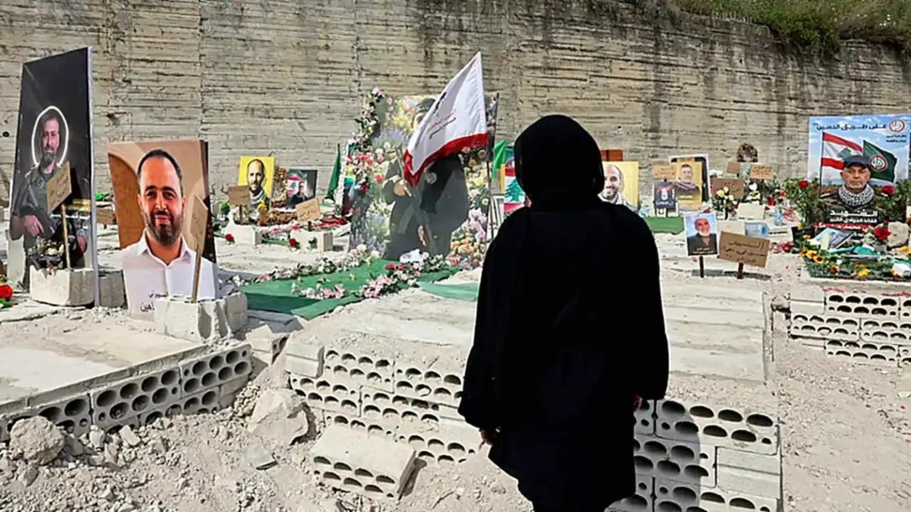 جنوب لبنان مشهد من يظهر موقع هجوم على قافلة تابعة لقوات