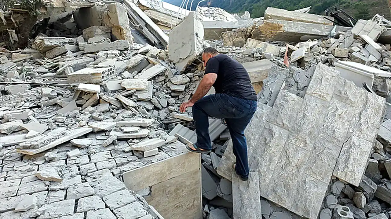 جنوب لبنان غارات إسرائيلية جنوب - رجل يتفقد الأنقاض في