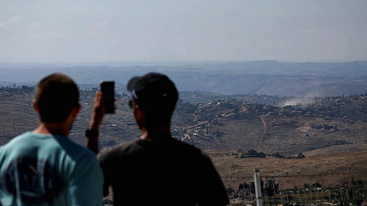 جنوب لبنان دخان يتصاعد في جراء غارات إسرائيلية، مع مشهد