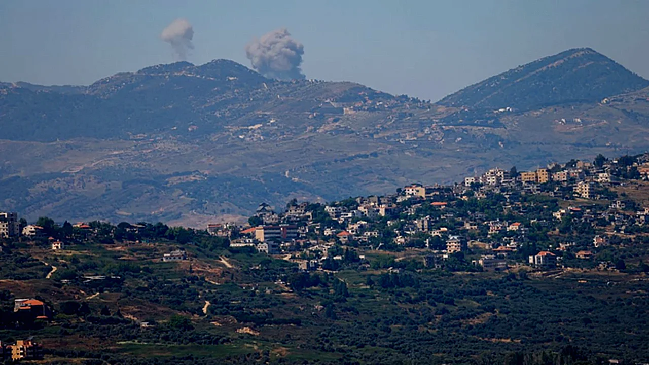 جنوب لبنان دخان يتصاعد بعد غارات جوية على