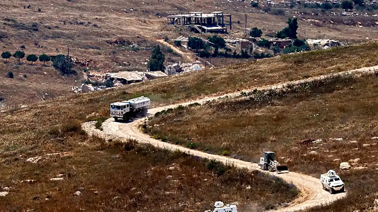 جنوب لبنان قافلة تابعة لليونيفيل تمر بين مبانٍ مدمرة في
