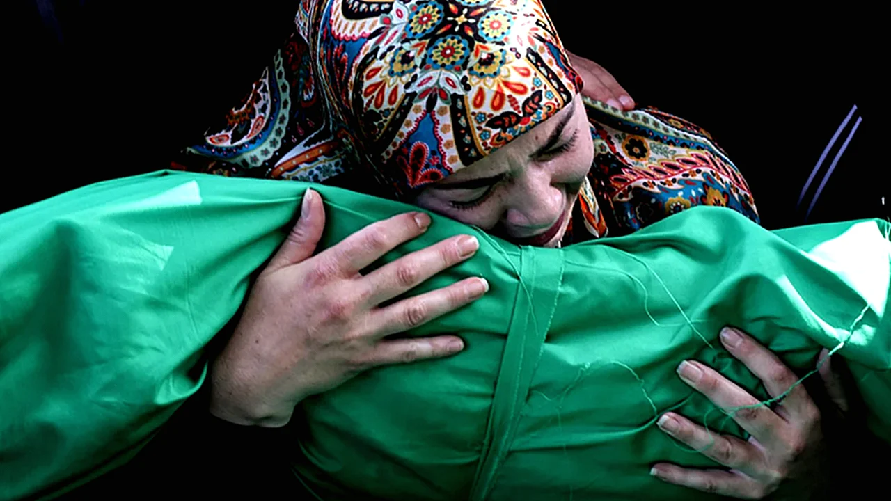 جنوب لبنان موقع غارة إسرائيلية في مع دخان وأضرار مادية