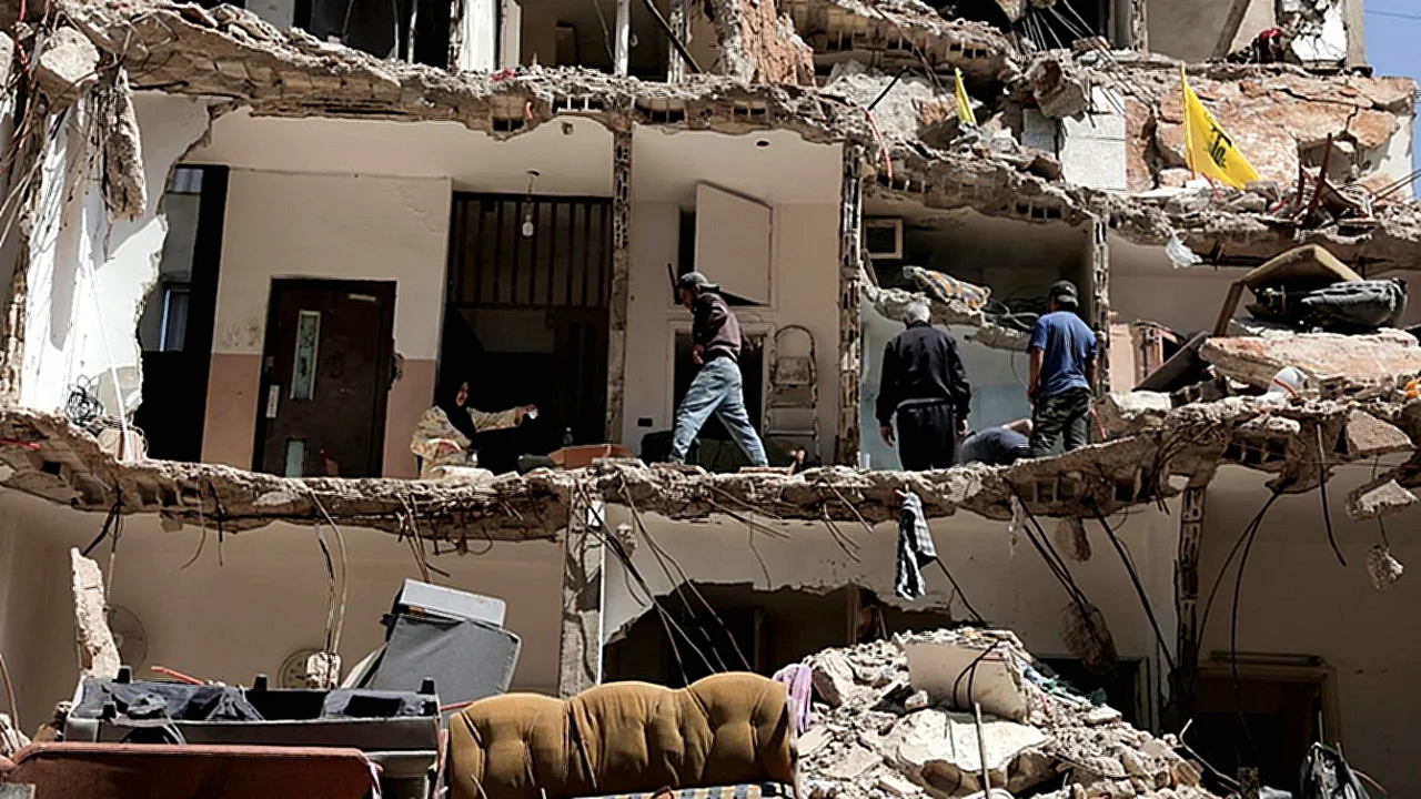 جنوب لبنان سكان ينظفون منزلًا متضررًا في ضواحي بيروت