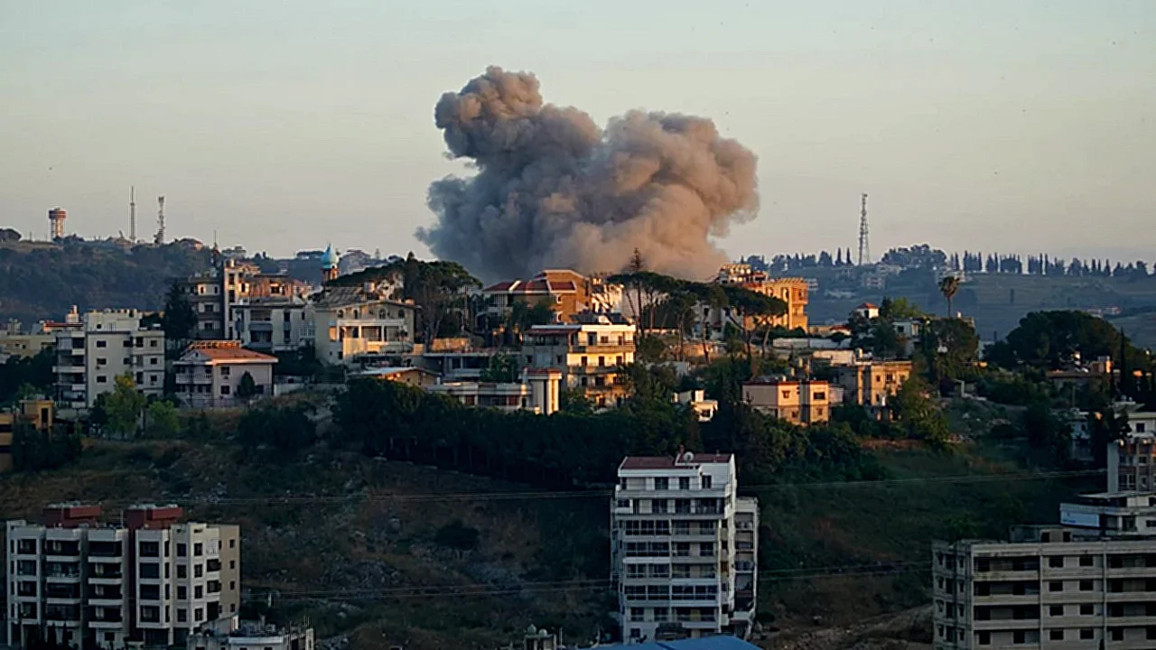 جنوب لبنان دخان يتصاعد بعد غارة إسرائيلية على النبطية