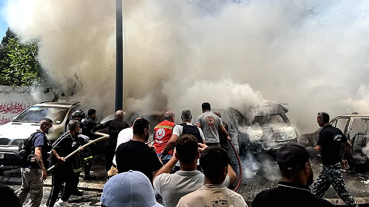 جنوب لبنان فرق الإنقاذ تكافح النيران بعد غارات إسرائيلية