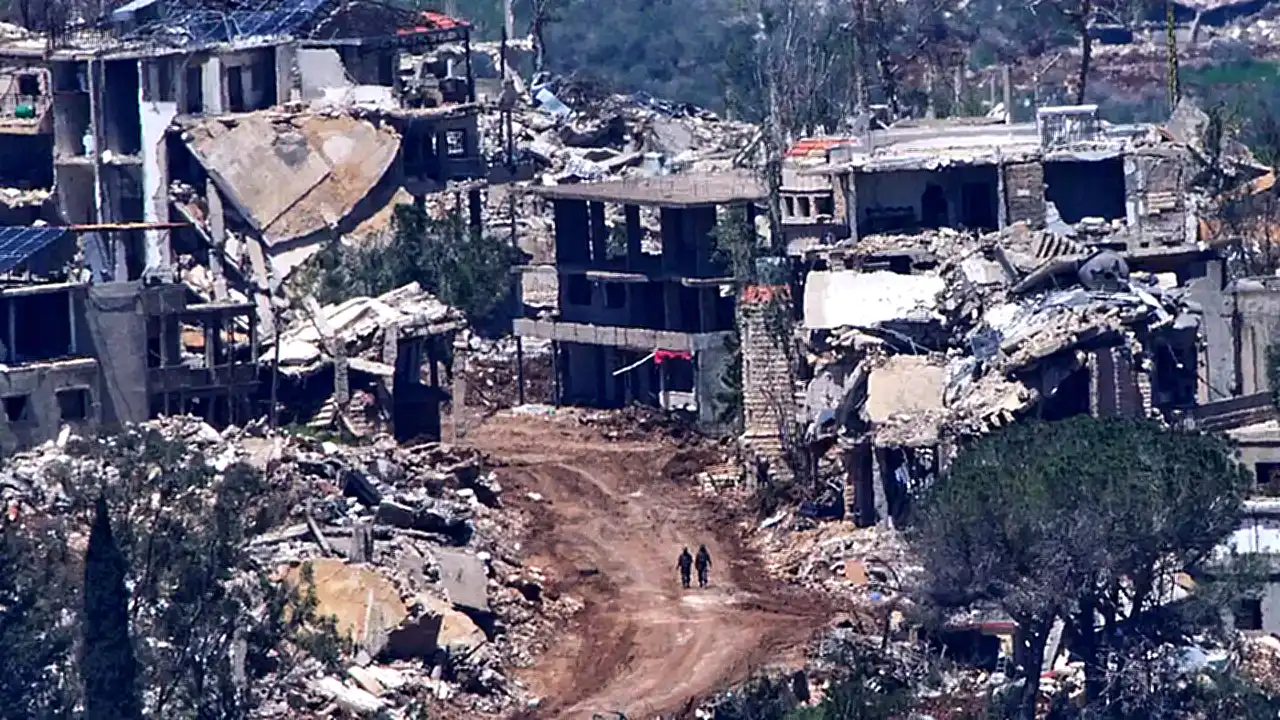 إسرائيل تدمر بلدات وقرى جنوب لبنان في تكرار لسيناريو غزة