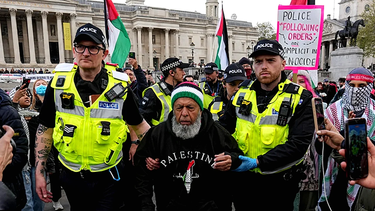 م حامي فلسطين متظاهرون في ميدان ترافالغار بلندن يحتجون على