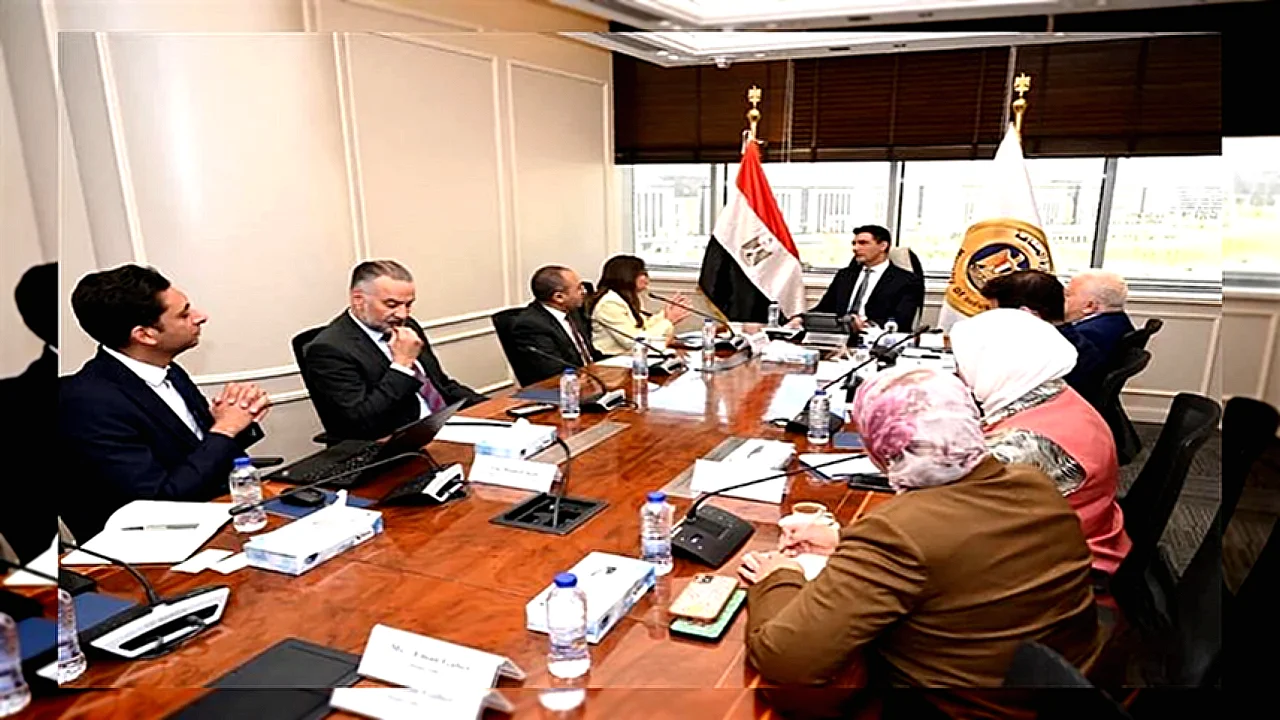 حدود الكربون في وزير الصناعة خلال اجتماع لبحث تعديل المصانع