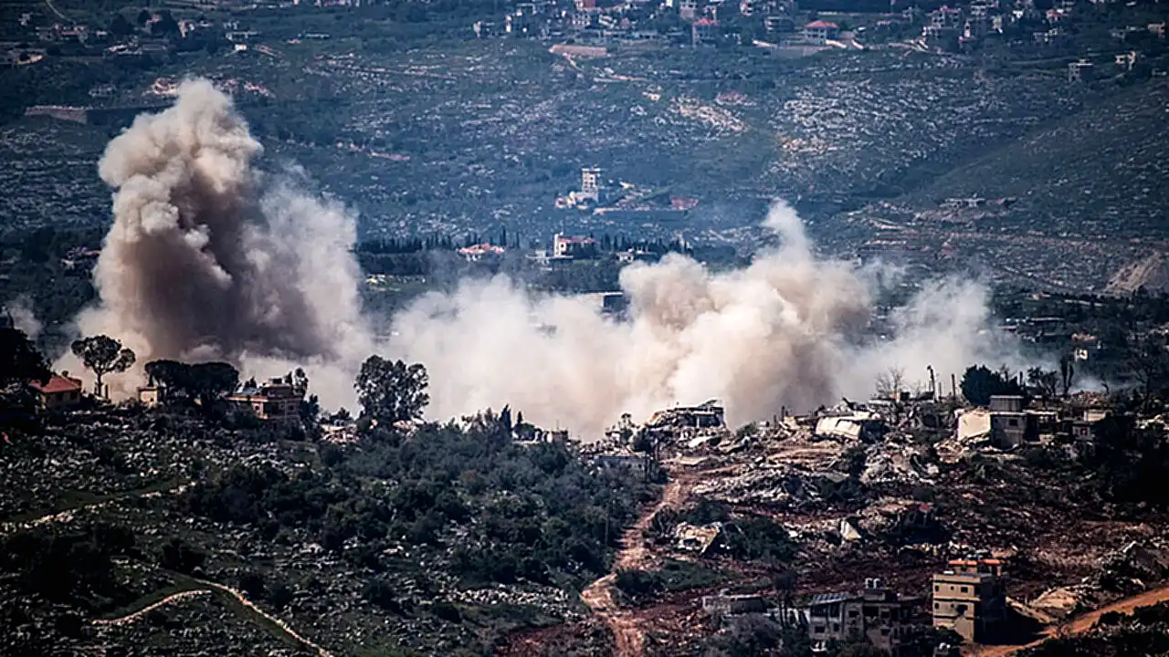 إسرائيل حزب الله - دخان يتصاعد من قرية في جنوب لبنان خلال
