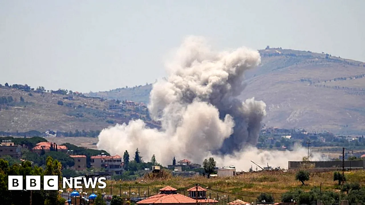 حزب الله دخان يتصاعد من منطقة النبطية جنوب لبنان بعد غارة