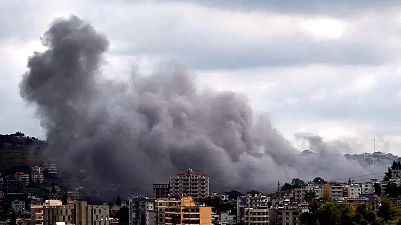 حزب الله دخان يتصاعد من موقع قصف إسرائيلي في جنوب لبنان