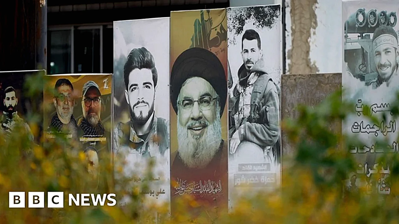 حزب الله سكان جنوب لبنان يقفون وسط أنقاض مبانٍ مدمرة بعد