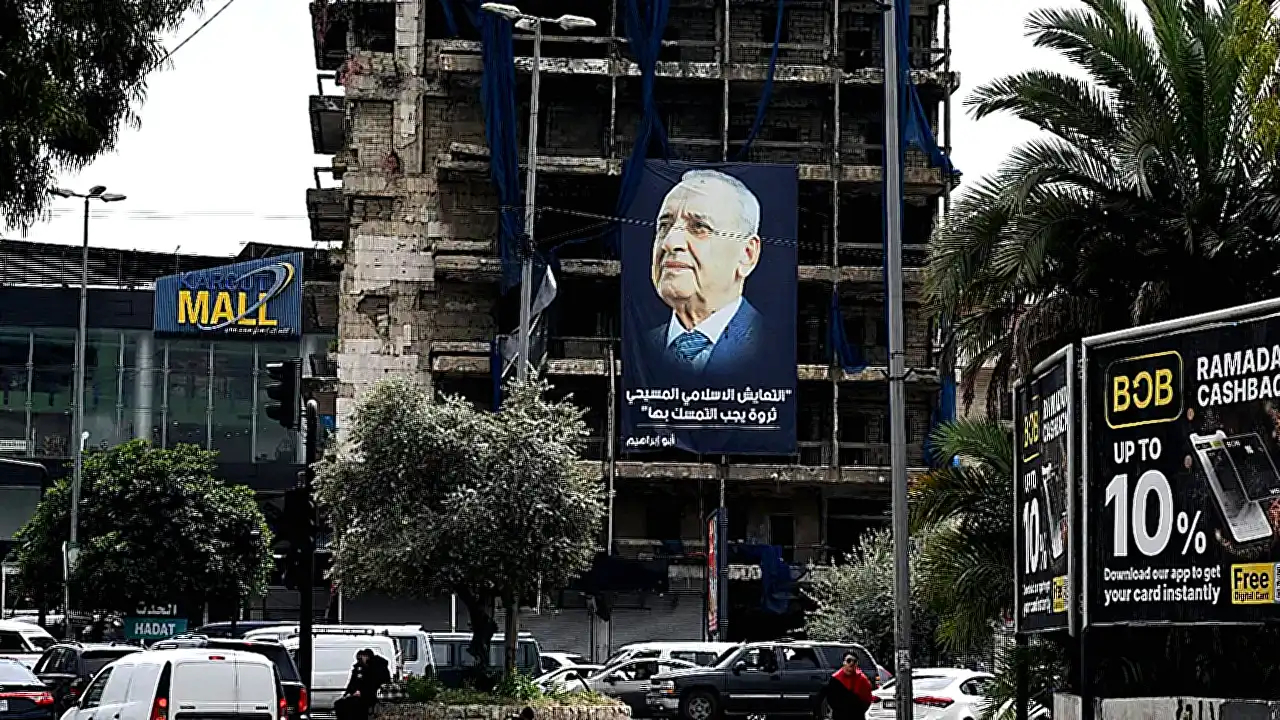 حزب الله صورة لافتة كبيرة لرئيس البرلمان اللبناني نبيه بري