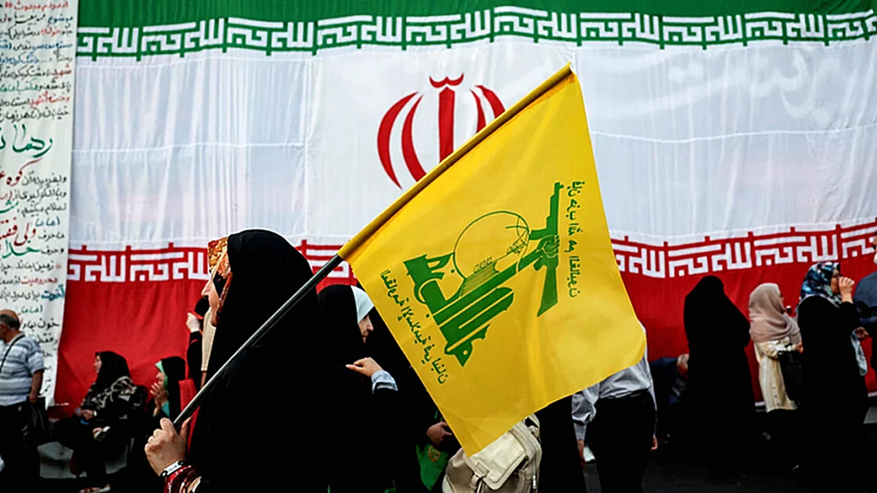 حزب الله امرأة تحمل علم خلال تجمع في طهران دعمًا لقائد