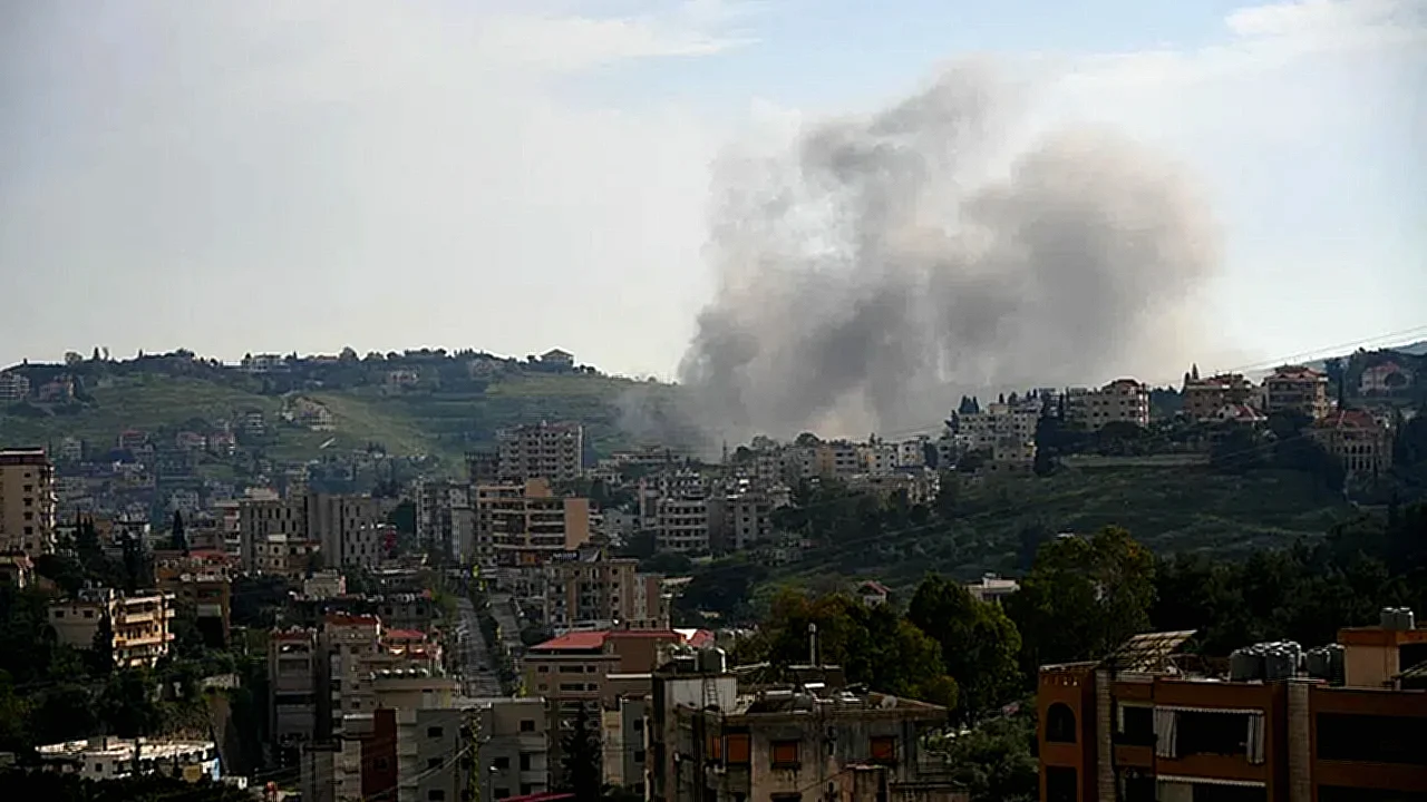حزب الله دخان يتصاعد في جنوب لبنان بعد ضربات إسرائيلية وسط
