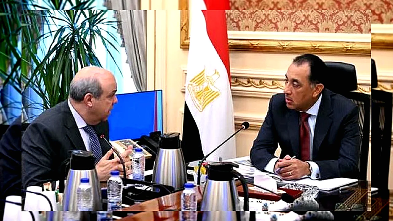 رئيس الوزراء مبنى الركاب الرابع في مطار القاهرة الدولي