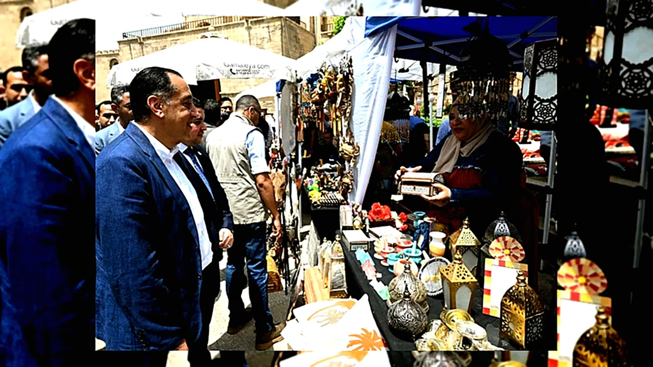 رئيس الوزراء يجري رئيس الوزراء يتفقد أجنحة معرض الحرف