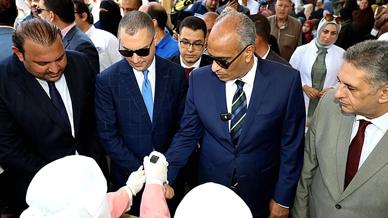 رئيس الوزراء يستعرض قافلة طبية بكفر الشيخ تقدم خدمات
