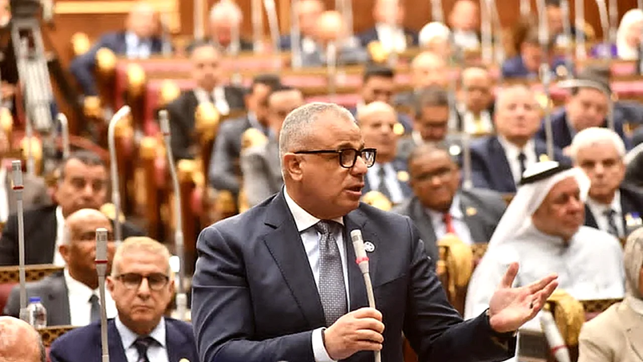 رئيس برلمانية حماة النائب مصطفى شوكت خلال جلسة مجلس الشيوخ