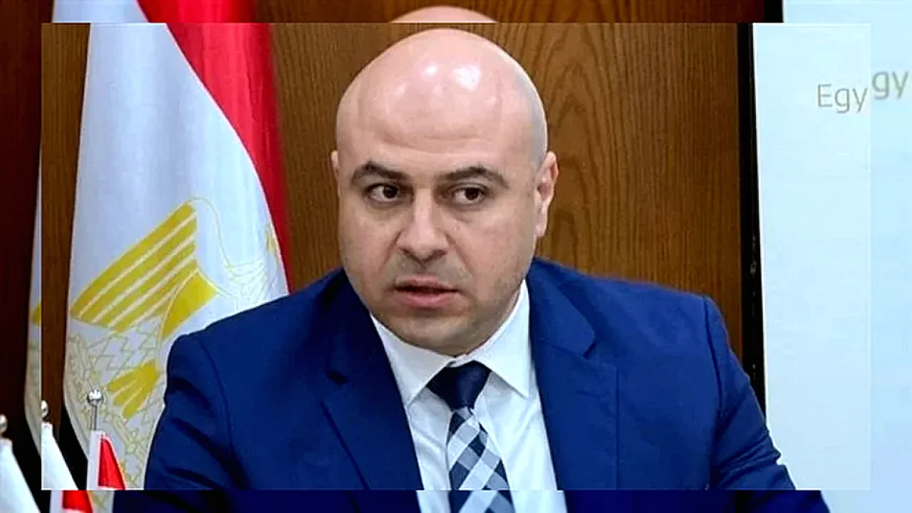 رئيس لجنة المالية رجل أعمال يتحدث عن معايير المحاسبة في