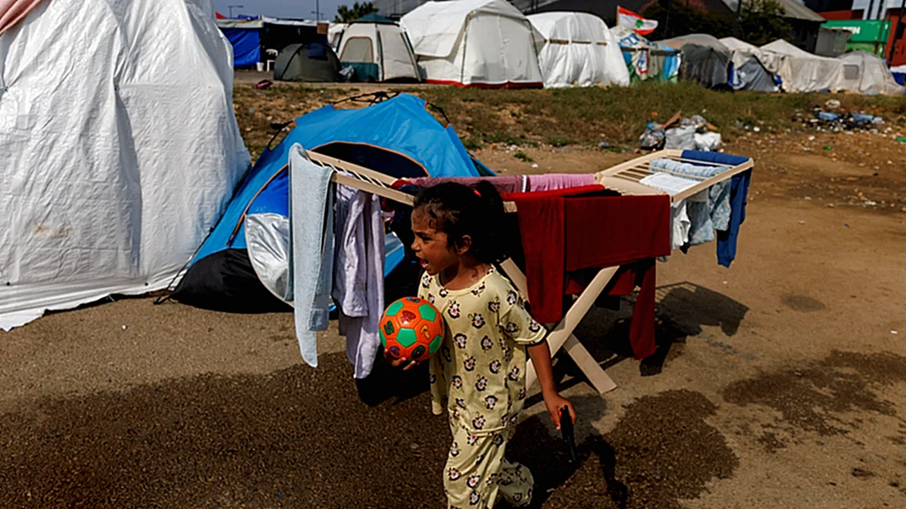 رحلات الطيران بين طائرة تقلع من مطار طهران متوجهة إلى