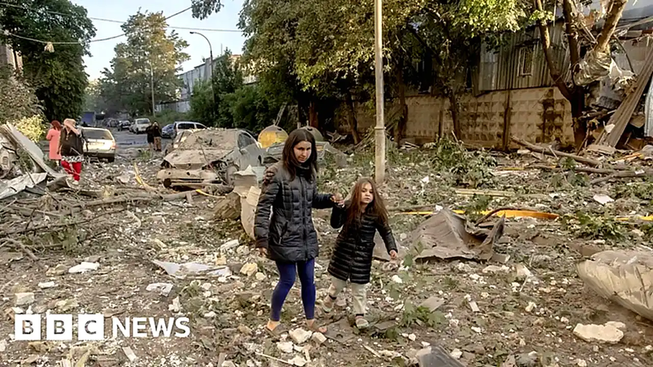 روسي واسع على آثار دمار بعد هجوم روسي على مدن أوكرانية، مع