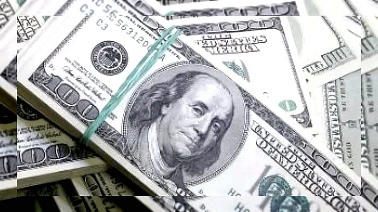 سعر الدولار شاشة عرض أسعار صرف في أحد البنوك المصرية