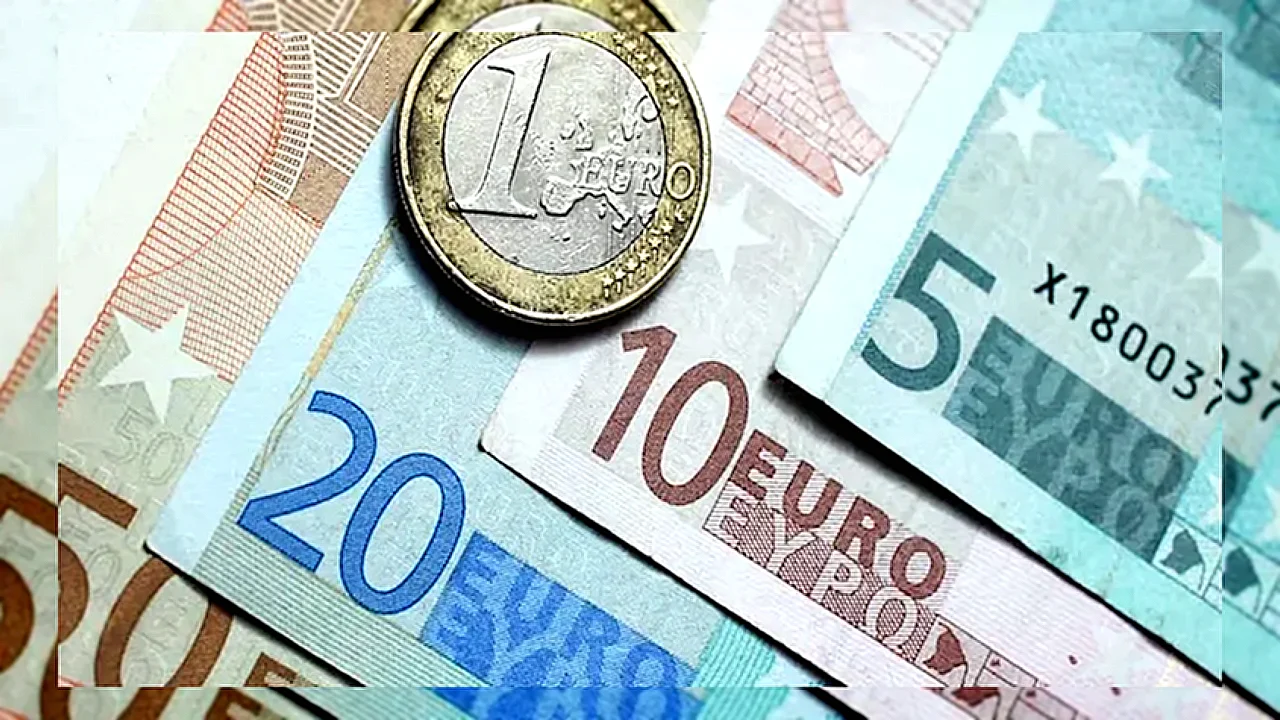 سعر اليورو مقابل شاشة عرض أسعار صرف توضح سعر اليورو أمام