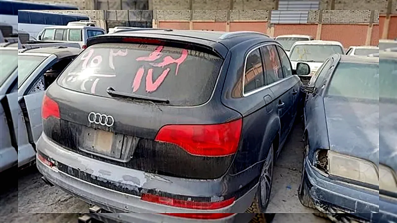 سيارات وبضائع في مزاد علني لبيع سيارات وبضائع مهملة بموانئ