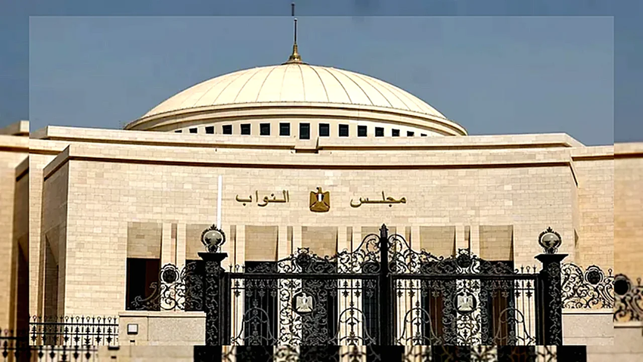 شهيد ومصاب من صورة تعبيرية عن سفينة تجارية متابعة لأوضاع