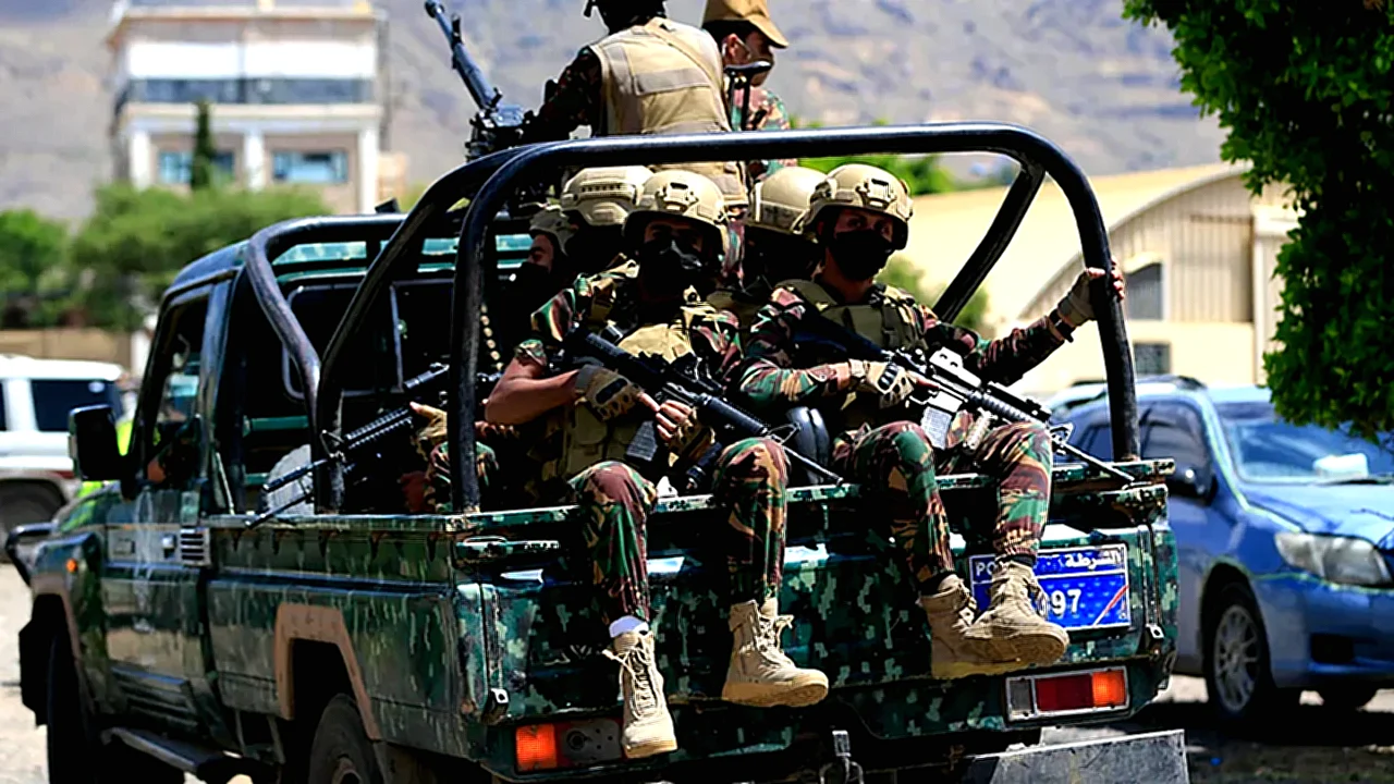 الحوثيون يتوغلون في مرفأ موكه وجزر باب المندب ويهددون صادرات النفط السعودية