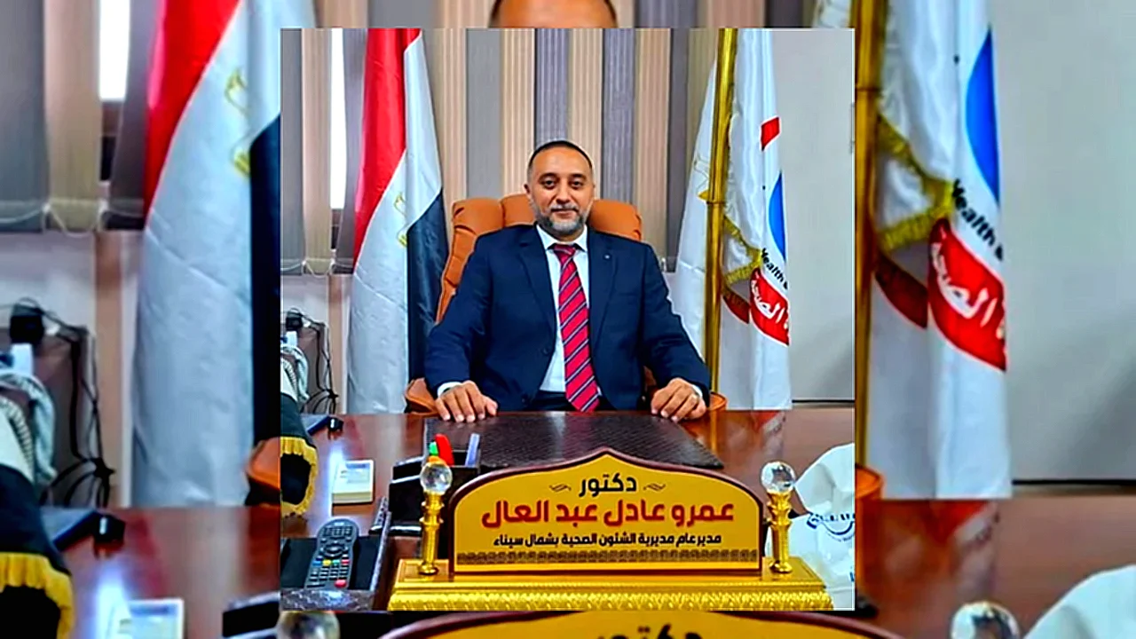 طبيبا من أساتذة أطباء يوقعون الكشف الطبي في مستشفى العريش