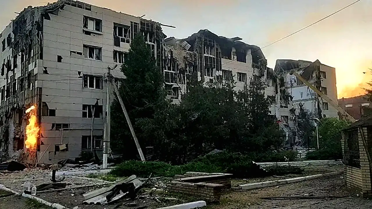 طفلا في هجوم مشهد دمار في سكن طلابي بعد هجوم بطائرات مسيرة