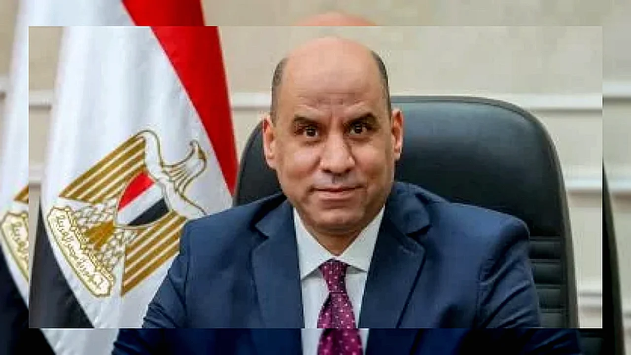عقود عمل جديدة وزير العمل حسن رداد يسلم للشباب