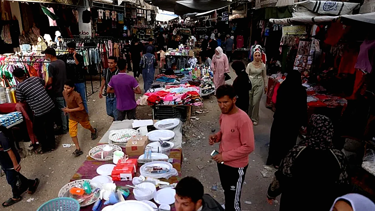 غزة تعيش عيد عيد ا قاتم - سكان غزة يتسوقون قبل عيد الأضحى