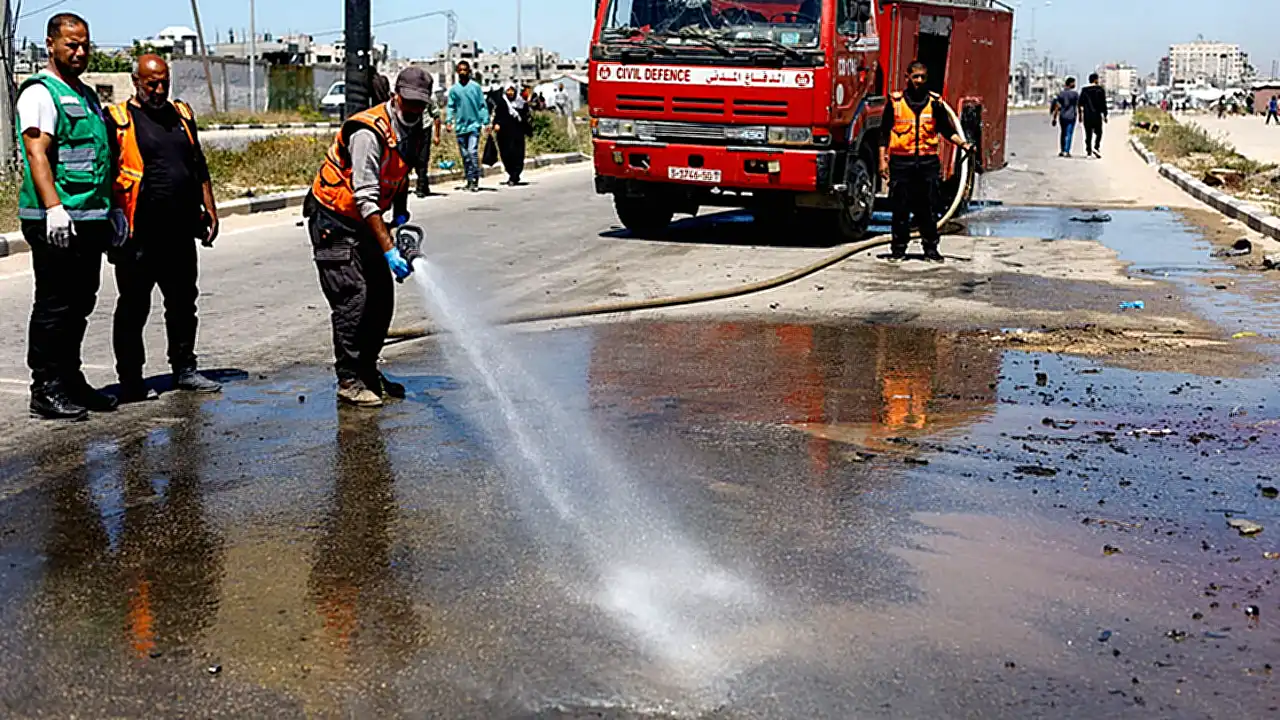 فلسطينيو غزة يستخدمون أنقاض عمال فلسطينيون يسحقون أنقاض