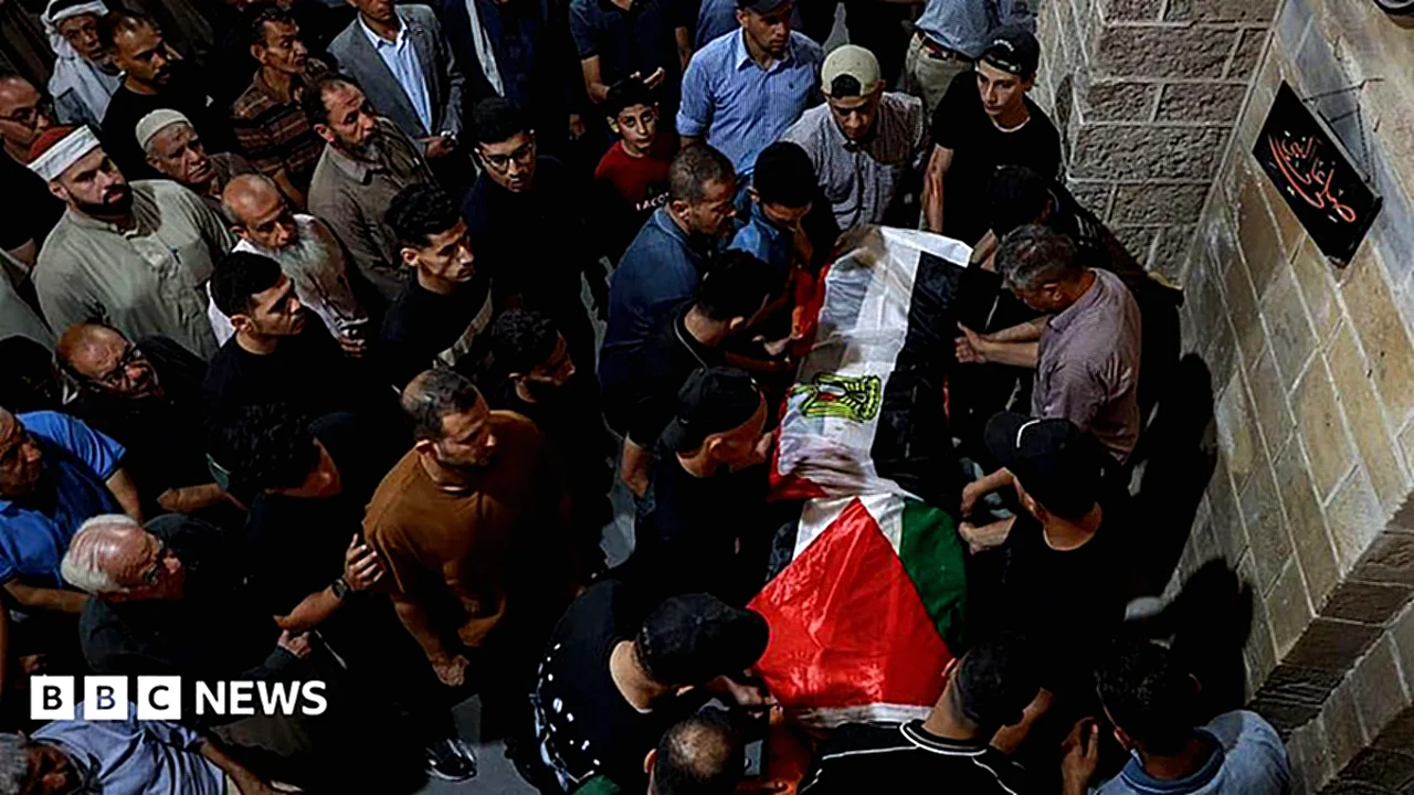 فلسطينيون ينعون محمد صورة أرشيفية لعامل الإغاثة محمد