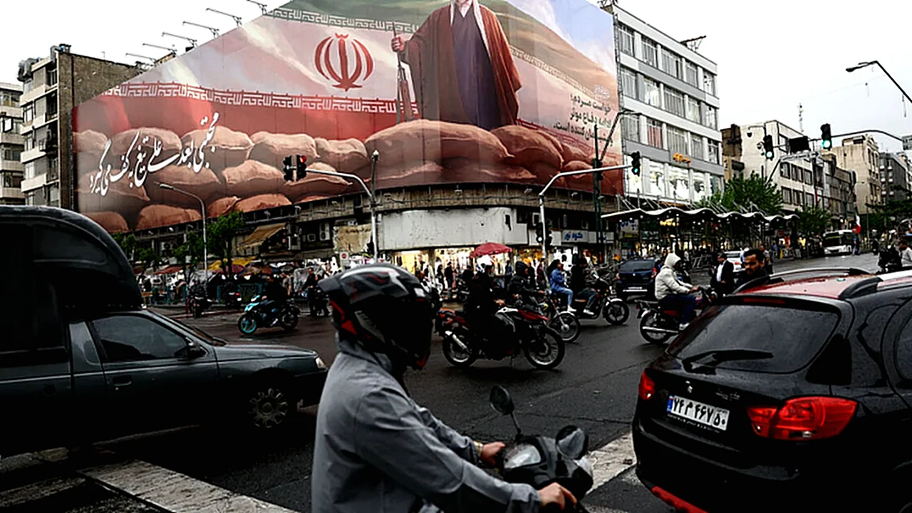 قائد إيران الأعلى صورة لآية الله مجتبى خامنئي على لوحة