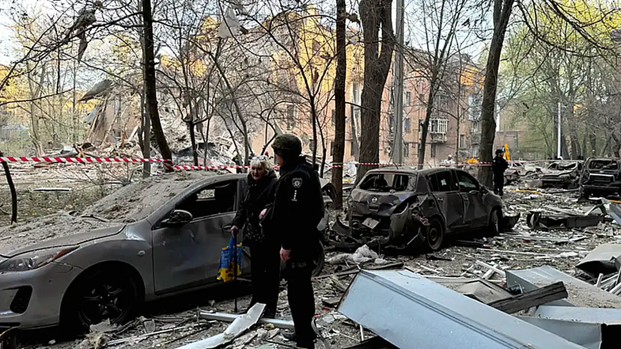 قوات روسية تقصف دنيبرو قصف دنيبرو - إجلاء ساكن من موقع