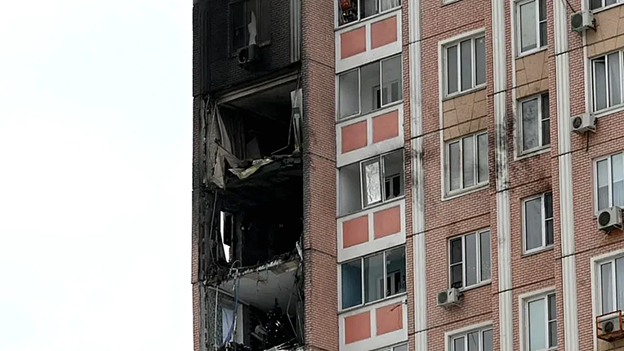 كثفت هجماتها على صورة تظهر دماراً في مبنى سكني بعد سقوط