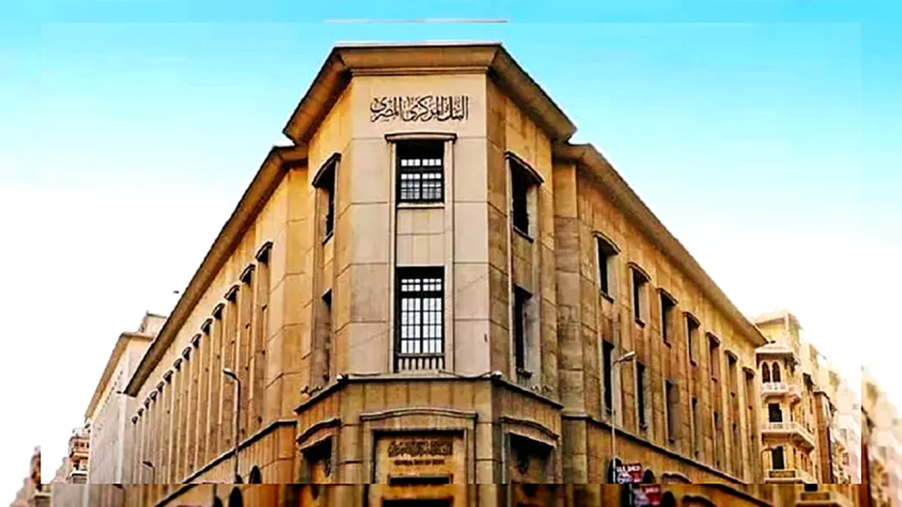 كيف يؤثر قرار صورة تعبيرية لعملات وسلع تجارية توضح تأثير