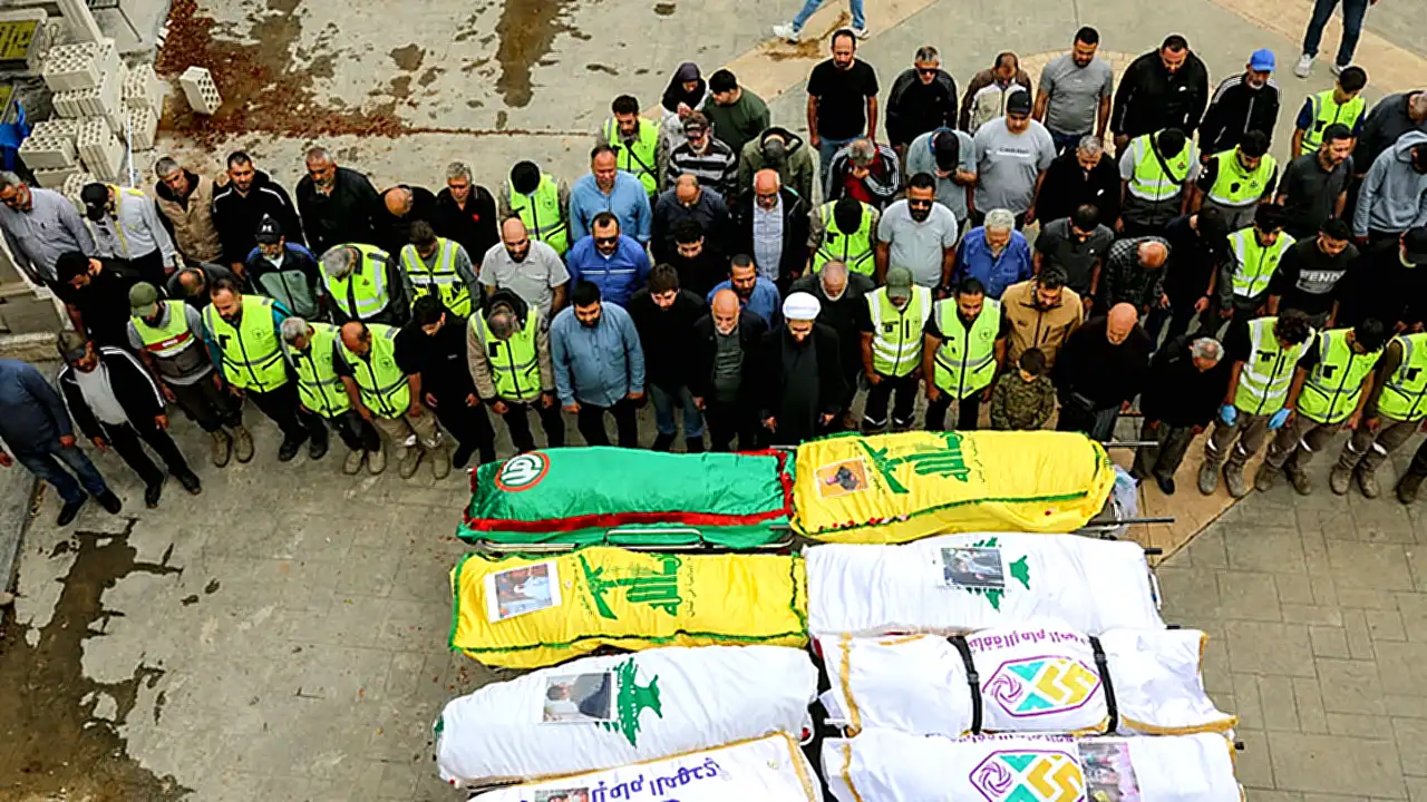 لبنانيون يدفنون ضحايا جنازة ضحايا غارة إسرائيلية في دير