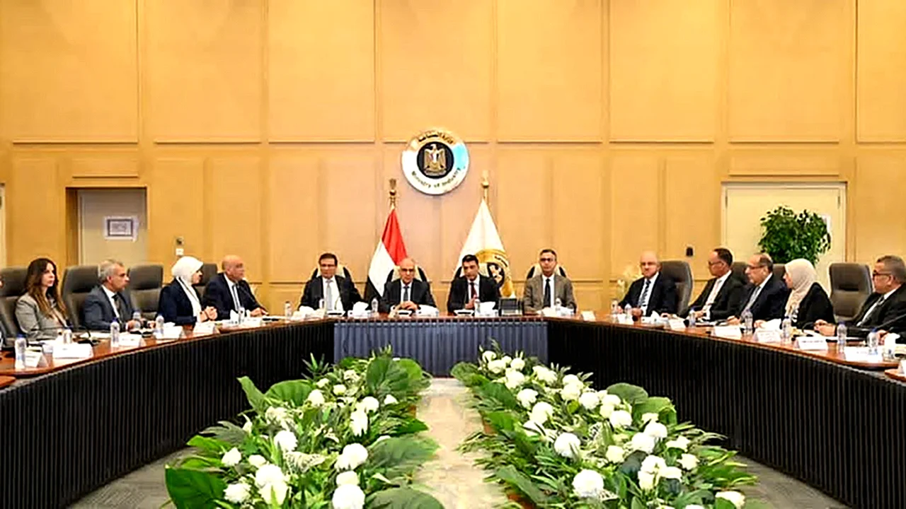 لجنة مشتركة من اجتماع وزراء الصناعة والري والتموين