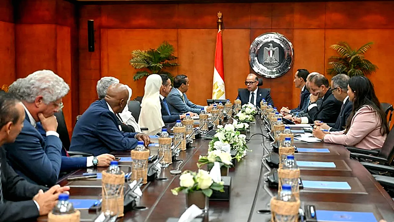 وزير الاستثمار يبحث مع مجموعة الفطيم الإماراتية فرص التوسع وزيادة الاستثمارات بمصر
